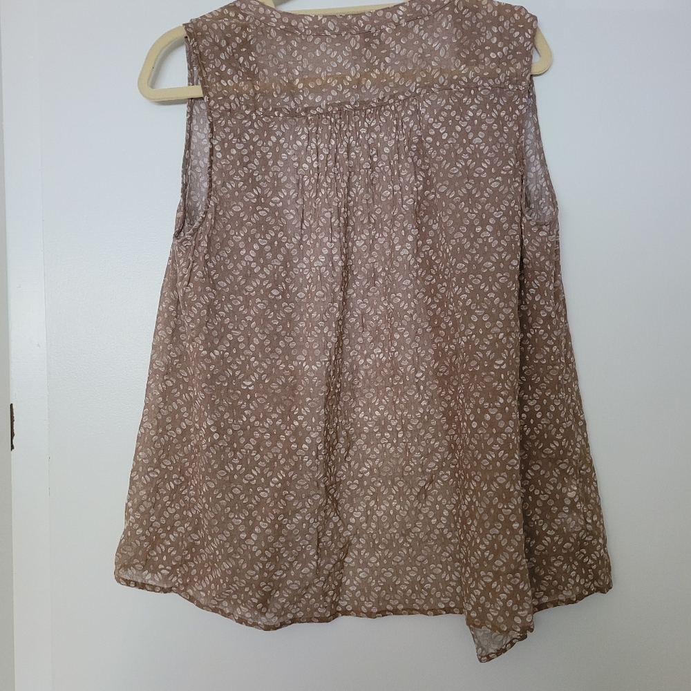 LAST CHANCE LOFT Sleeveless Button-down Top